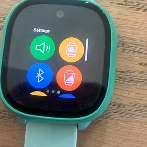 Kid-Friendly Teal Smartwatch- gizmo watch that allows, phone calls and tracking